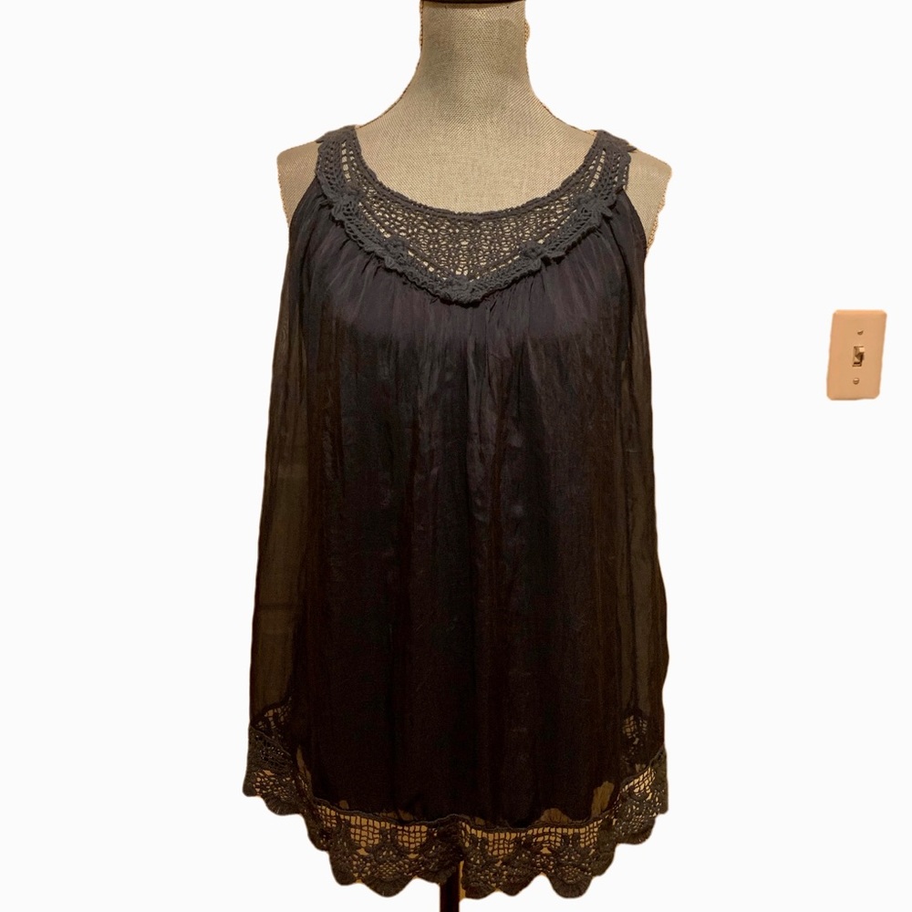 Tempo Paris size small Navy sleeveless blouse with lace top
